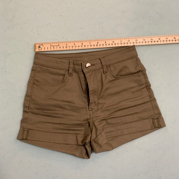 Green Shorts FINAL PRICE - Picture 7 of 8